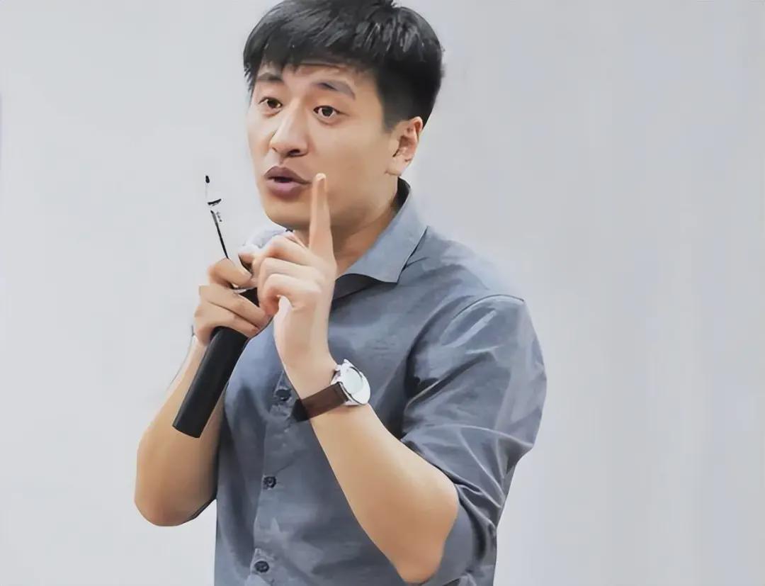  知名教育人士张雪峰突然离世；医学专家发出健康提醒：重视生活方式调整以避免身体透支。 健康养生